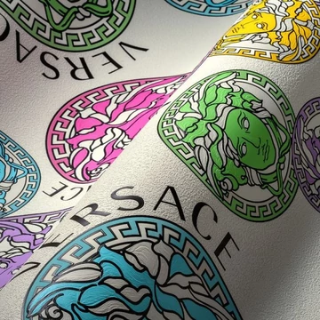 Versace, impozáns logóval ellátott tapéta, színes változatban, fehér háttérrel