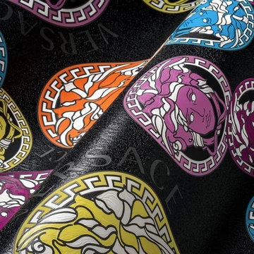 Versace, impozáns logóval ellátott tapéta, színes változatban, fekete háttérrel