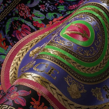 Versace, emblematikus tapéta, ékes mintázattal, pink-arany küllemmel 